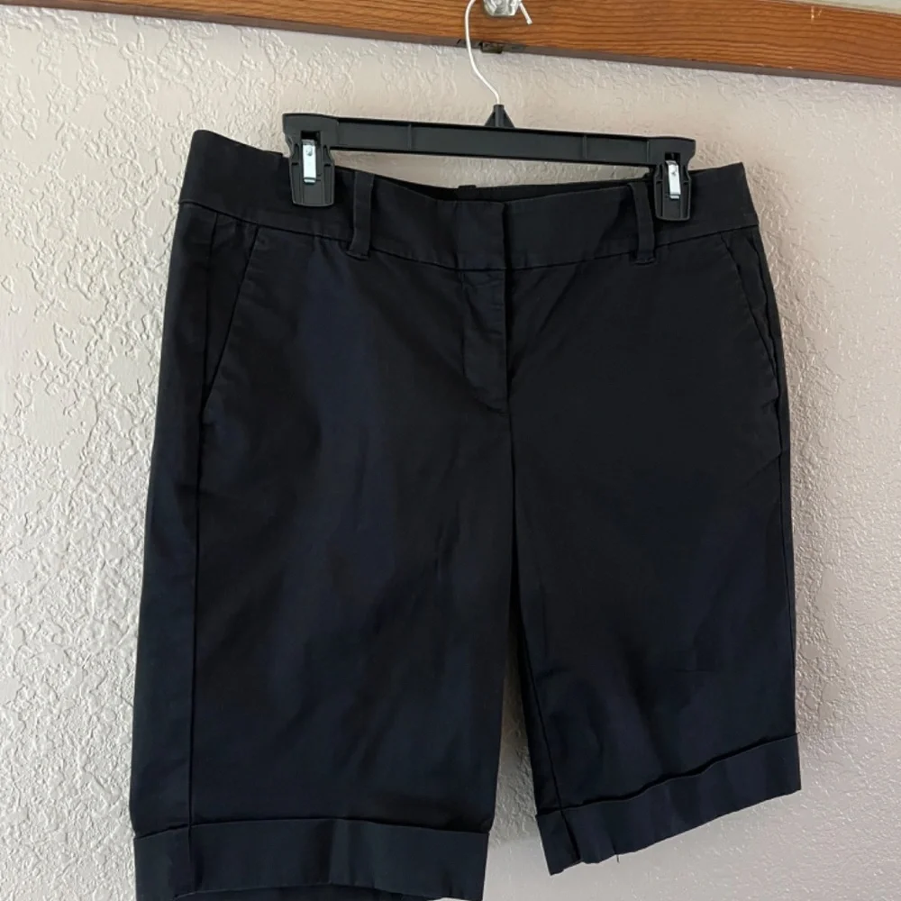Ann Taylor Black Boardwalk Shorts With pockets, Size 8 - Picture 3 of 6